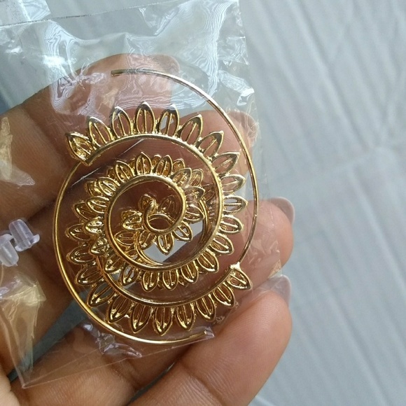 Boho Spiral Hoop Gold Leaf Earrings - Picture 5 of 8